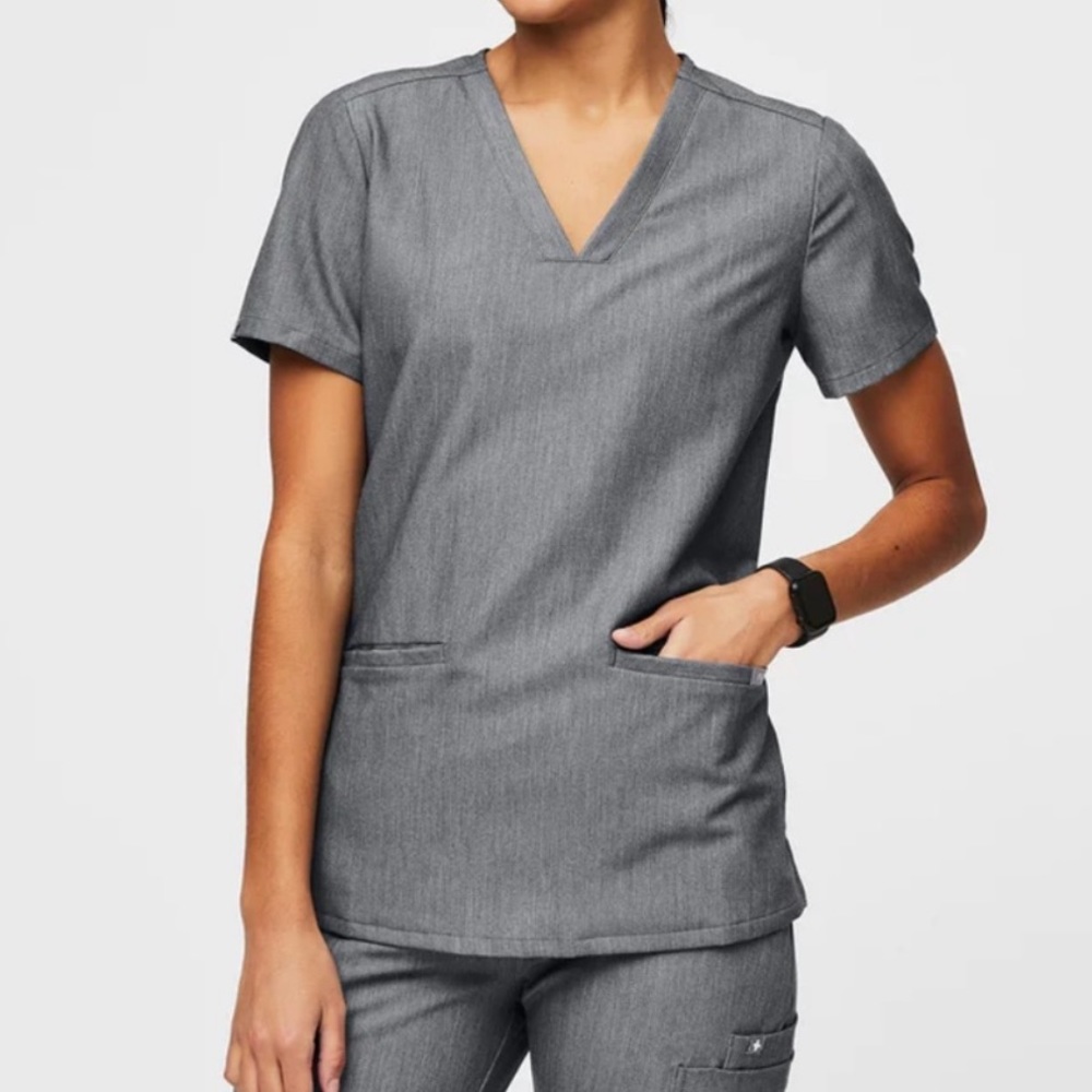 Figs Casma Three Pocket Scrub Top in Graphite Size Small